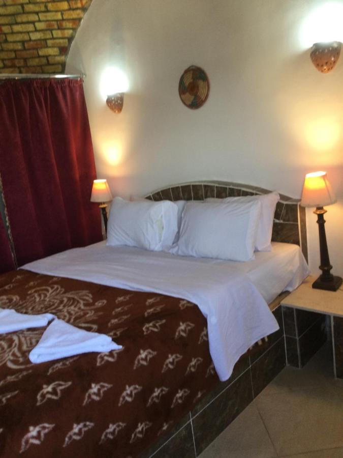 Appartamento The Brown House Luxor Esterno foto