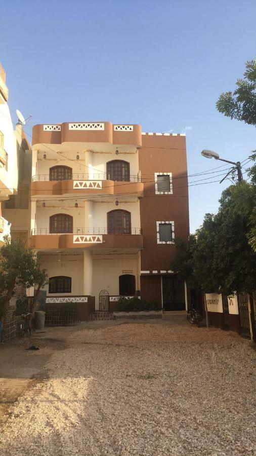 Appartamento The Brown House Luxor Esterno foto